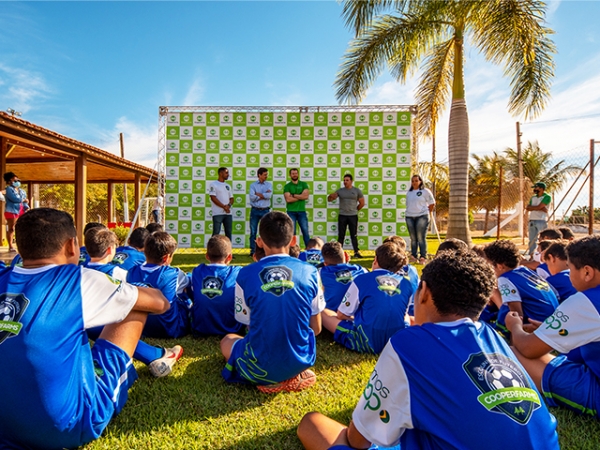 Amistoso marca início do projeto Escolinha de Futebol Cooperfarms; inscrições seguem até 1 de agosto   