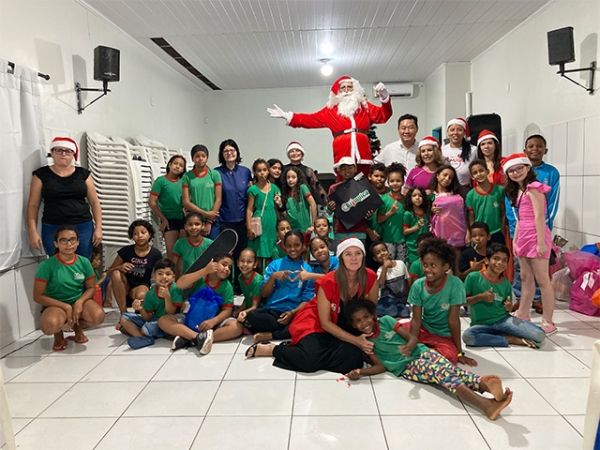 Pelo segundo ano, Natal Solidário Cooperfarms presenteia crianças do projeto Cidadão do Futuro