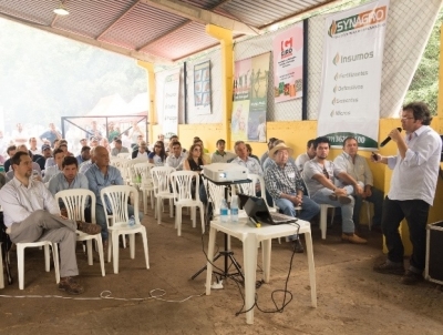 Dia de campo de café discute revigoramento de cafezais