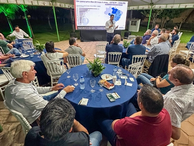Cooperfarms debate estratégias de mercado e destaca vantagens do modelo cooperativista em evento com especialista da Agrinvest